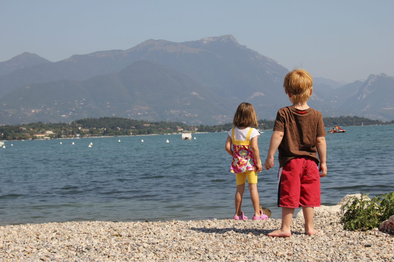 bambini spiaggia lago garda